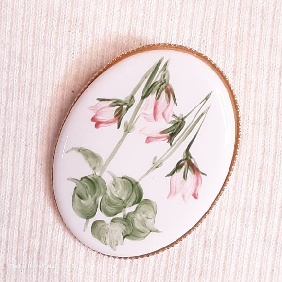 Tulip Cameo Brooch Gold Tone Framed White Enamel - Picture 1 of 8